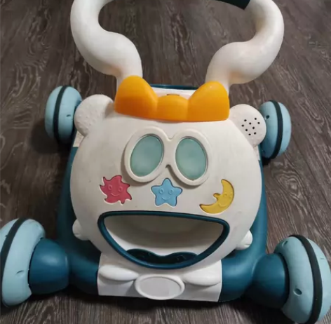 婴儿学步车，适合10个月到3岁萌娃。有点脏...