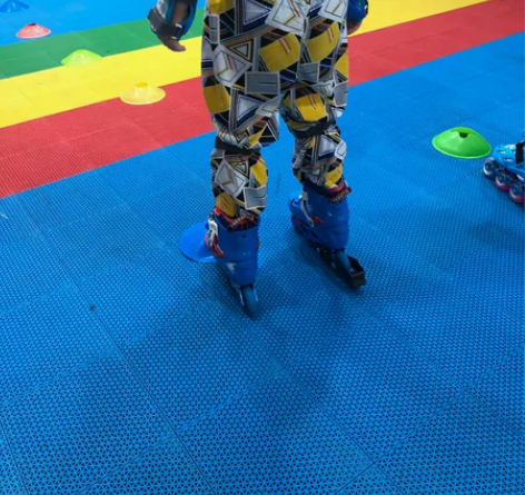 品牌轮滑鞋,穿了一年,现在小了,八成新 感...