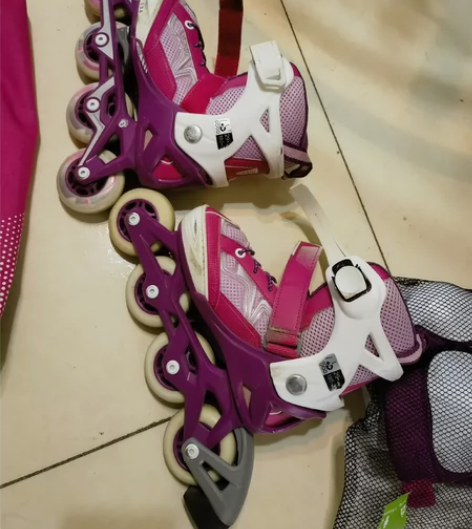 九成新儿童轮滑鞋及全套装备，内长18.5-...