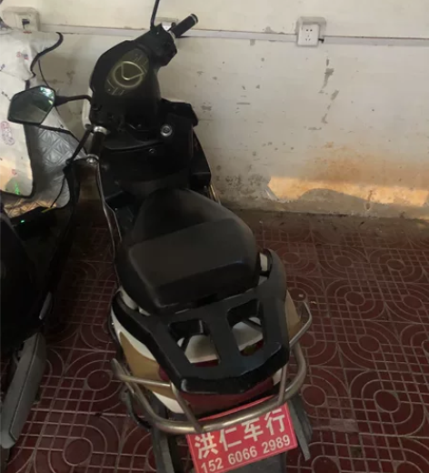 雅迪电动车。 刹车灵敏，转向灯和前后灯正常...