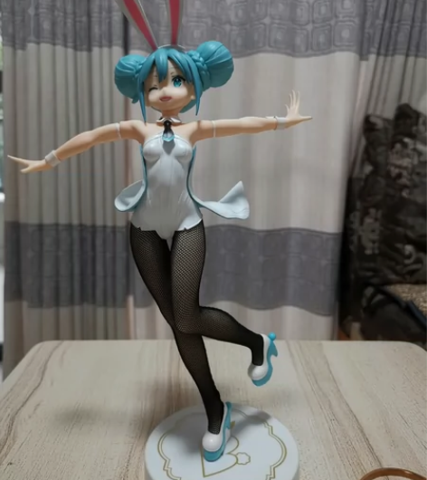 初音未来手办，仅摆柜，无原盒，但是会包装好...