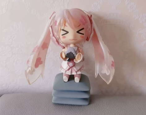 Q版樱花初音“ψ(｀′)ψ ，公仔与底座是...