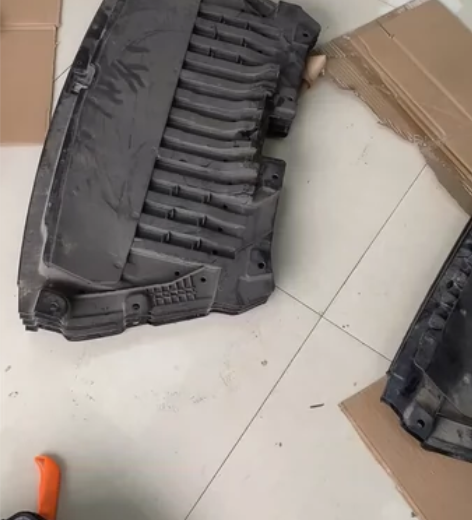 17款宝马x1原厂发动机下护板 感兴趣的话...