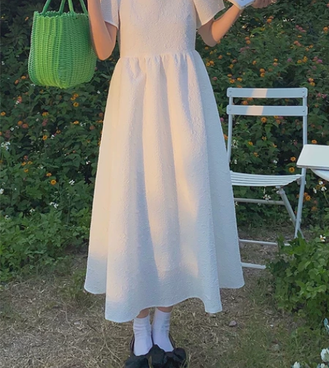 花田橱窗法式方领泡泡袖连衣裙女夏季新款甜美...