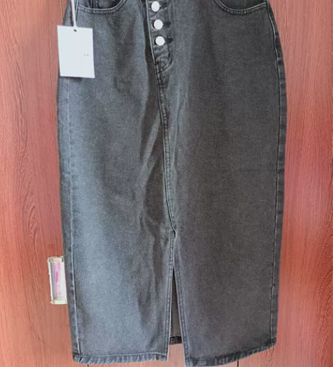 三木社全新带吊牌黑色牛仔裙，布料柔软，S码...